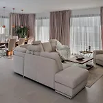 Luxury Happiness Private Pool, Jacuzzi, Sauna & Gym Near The * Stanici