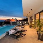 Luxury Happiness Private Pool, Jacuzzi, Sauna & Gym Near The
