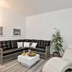 Luxury Happiness Private Pool, Jacuzzi, Sauna & Gym Near The