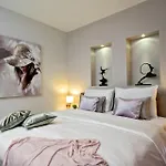 Βίλα Luxury Happiness Private Pool, Jacuzzi, Sauna & Gym Near The *