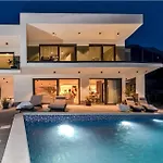 Luxury Happiness Private Pool, Jacuzzi, Sauna & Gym Near The Stanici