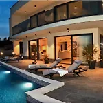 Βίλα Luxury Happiness Private Pool, Jacuzzi, Sauna & Gym Near The *