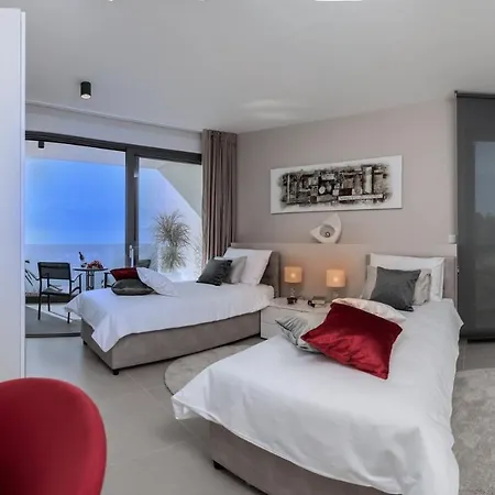 Luxury Happiness Private Pool, Jacuzzi, Sauna & Gym Near The Villa Stanici