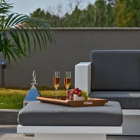 Luxury Happiness Private Pool, Jacuzzi, Sauna & Gym Near The Villa Stanici