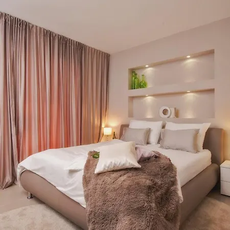 Villa Luxury Happiness Private Pool, Jacuzzi, Sauna & Gym Near The *