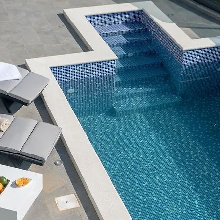Luxury Happiness Private Pool, Jacuzzi, Sauna & Gym Near The Villa