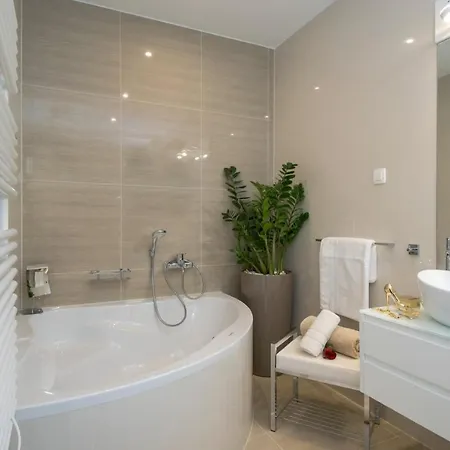 Villa Luxury Happiness Private Pool, Jacuzzi, Sauna & Gym Near The Stanici