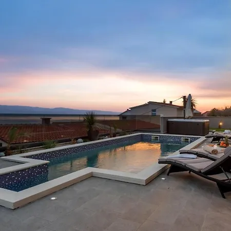 Luxury Happiness Private Pool, Jacuzzi, Sauna & Gym Near The *