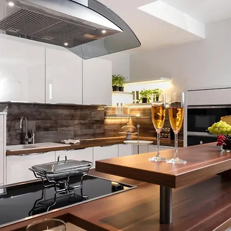 Luxury Happiness Private Pool, Jacuzzi, Sauna & Gym Near The * Stanici