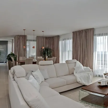 Luxury Happiness Private Pool, Jacuzzi, Sauna & Gym Near The