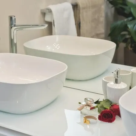 Luxury Happiness Private Pool, Jacuzzi, Sauna & Gym Near The