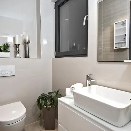 Luxury Happiness Private Pool, Jacuzzi, Sauna & Gym Near The Villa
