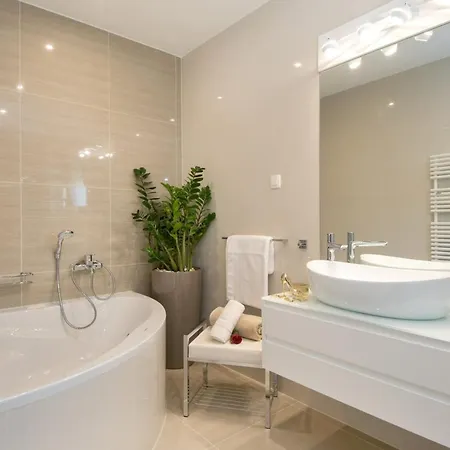 Luxury Happiness Private Pool, Jacuzzi, Sauna & Gym Near The