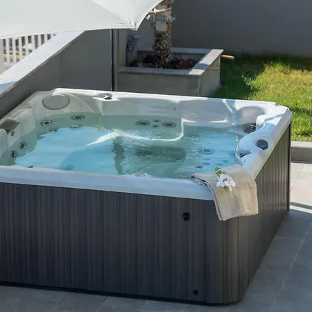 Luxury Happiness Private Pool, Jacuzzi, Sauna & Gym Near The