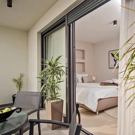 Luxury Happiness Private Pool, Jacuzzi, Sauna & Gym Near The Stanici