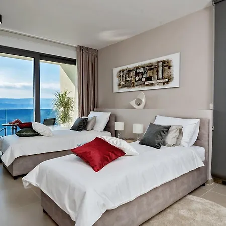 Luxury Happiness Private Pool, Jacuzzi, Sauna & Gym Near The