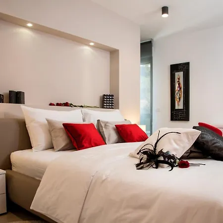 Luxury Happiness Private Pool, Jacuzzi, Sauna & Gym Near The