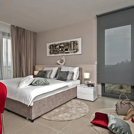 Luxury Happiness Private Pool, Jacuzzi, Sauna & Gym Near The Villa Stanici