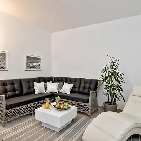 Luxury Happiness Private Pool, Jacuzzi, Sauna & Gym Near The
