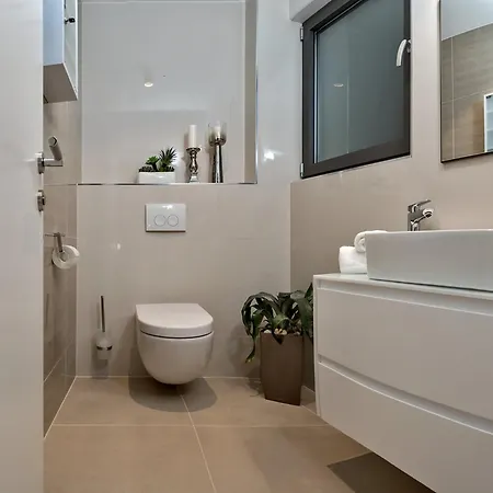 Luxury Happiness Private Pool, Jacuzzi, Sauna & Gym Near The Stanici