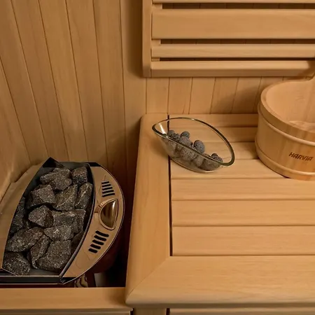 Luxury Happiness Private Pool, Jacuzzi, Sauna & Gym Near The