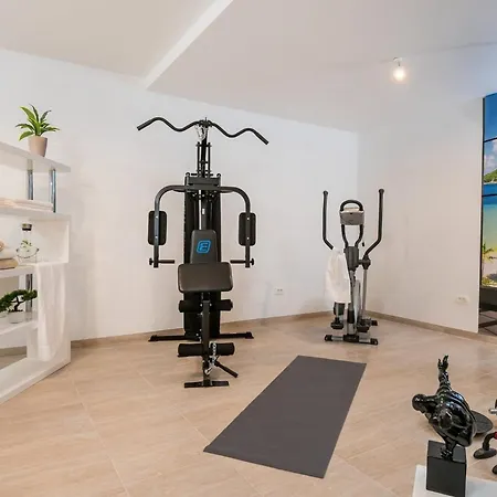Luxury Happiness Private Pool, Jacuzzi, Sauna & Gym Near The Villa Stanici