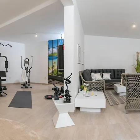 Luxury Happiness Private Pool, Jacuzzi, Sauna & Gym Near The Villa Stanici