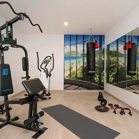 Luxury Happiness Private Pool, Jacuzzi, Sauna & Gym Near The Stanici