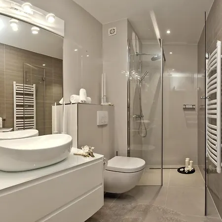 Luxury Happiness Private Pool, Jacuzzi, Sauna & Gym Near The Stanici