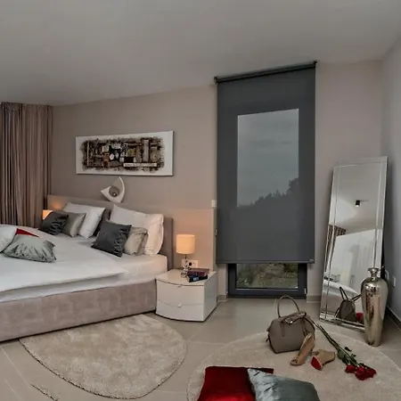 Luxury Happiness Private Pool, Jacuzzi, Sauna & Gym Near The Villa