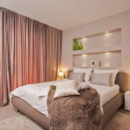 Luxury Happiness Private Pool, Jacuzzi, Sauna & Gym Near The