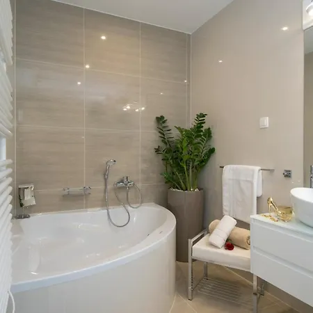 Luxury Happiness Private Pool, Jacuzzi, Sauna & Gym Near The Villa