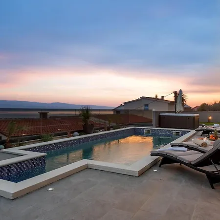 Luxury Happiness Private Pool, Jacuzzi, Sauna & Gym Near The Villa