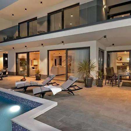 Luxury Happiness Private Pool, Jacuzzi, Sauna & Gym Near The Villa *
