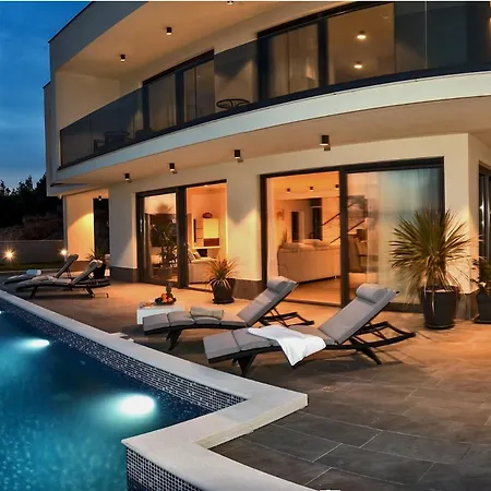 Villa Luxury Happiness Private Pool, Jacuzzi, Sauna & Gym Near The *